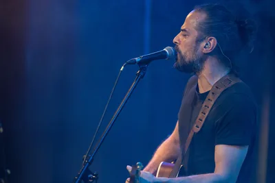 Jan Marulam — Bühnenperspektive mit Gitarre